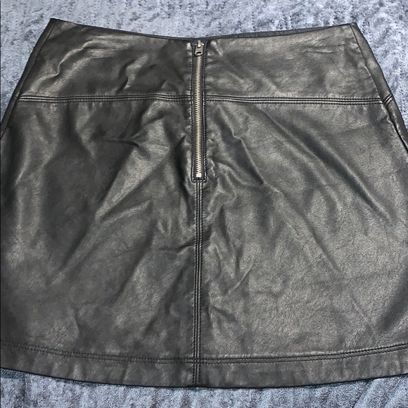 Black faux leather skirt - Picture 2 of 3